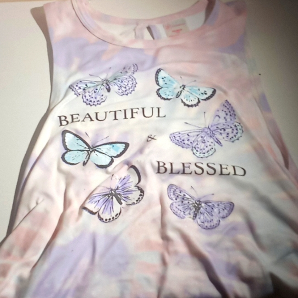 A shirt which is sleeve less